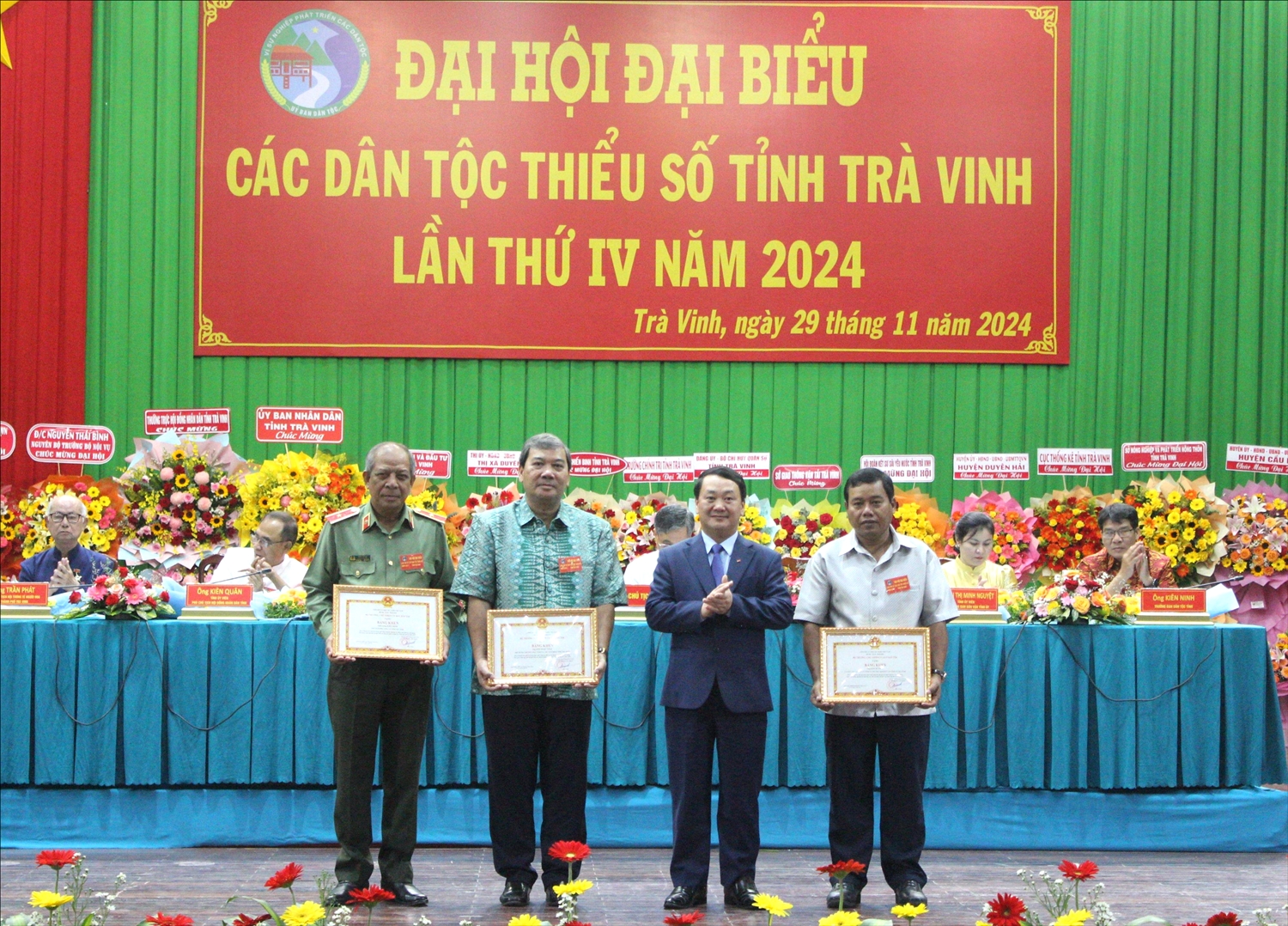 Bộ trưởng, Chủ nhiệm Hầu A Lềnh trao bằng khen cho các cá nhân có thành tích xuất sắc Bộ trưởng, Chủ nhiệm Hầu A Lềnh trao bằng khen cho các cá nhân có thành tích xuất sắc