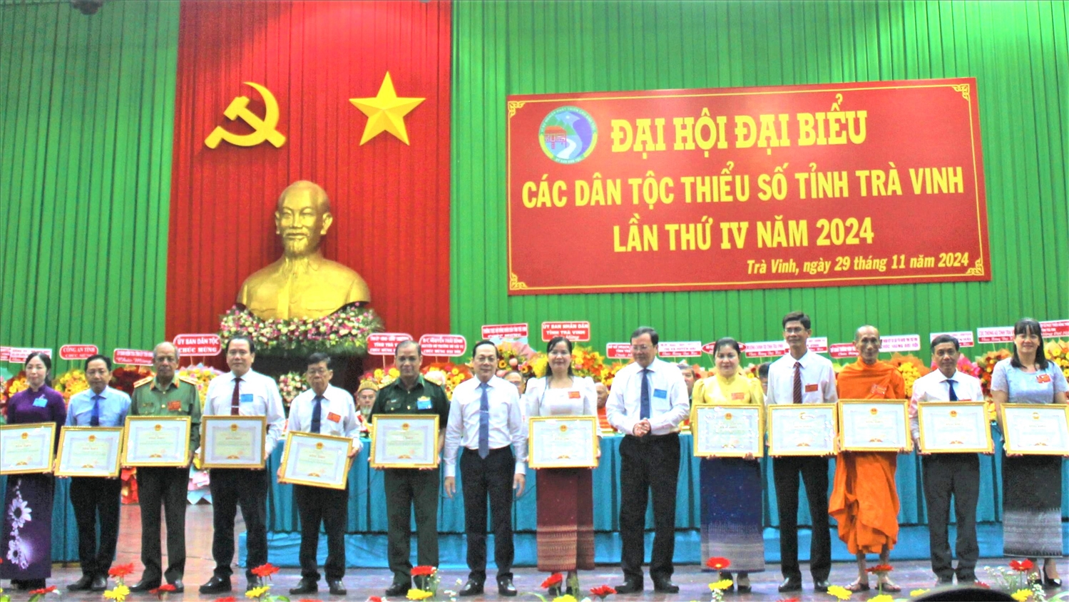 Lãnh đạo tỉnh Trà Vinh trao Bằng khen cho các tập thể và cá nhân Lãnh đạo tỉnh Trà Vinh trao Bằng khen cho các tập thể và cá nhân
