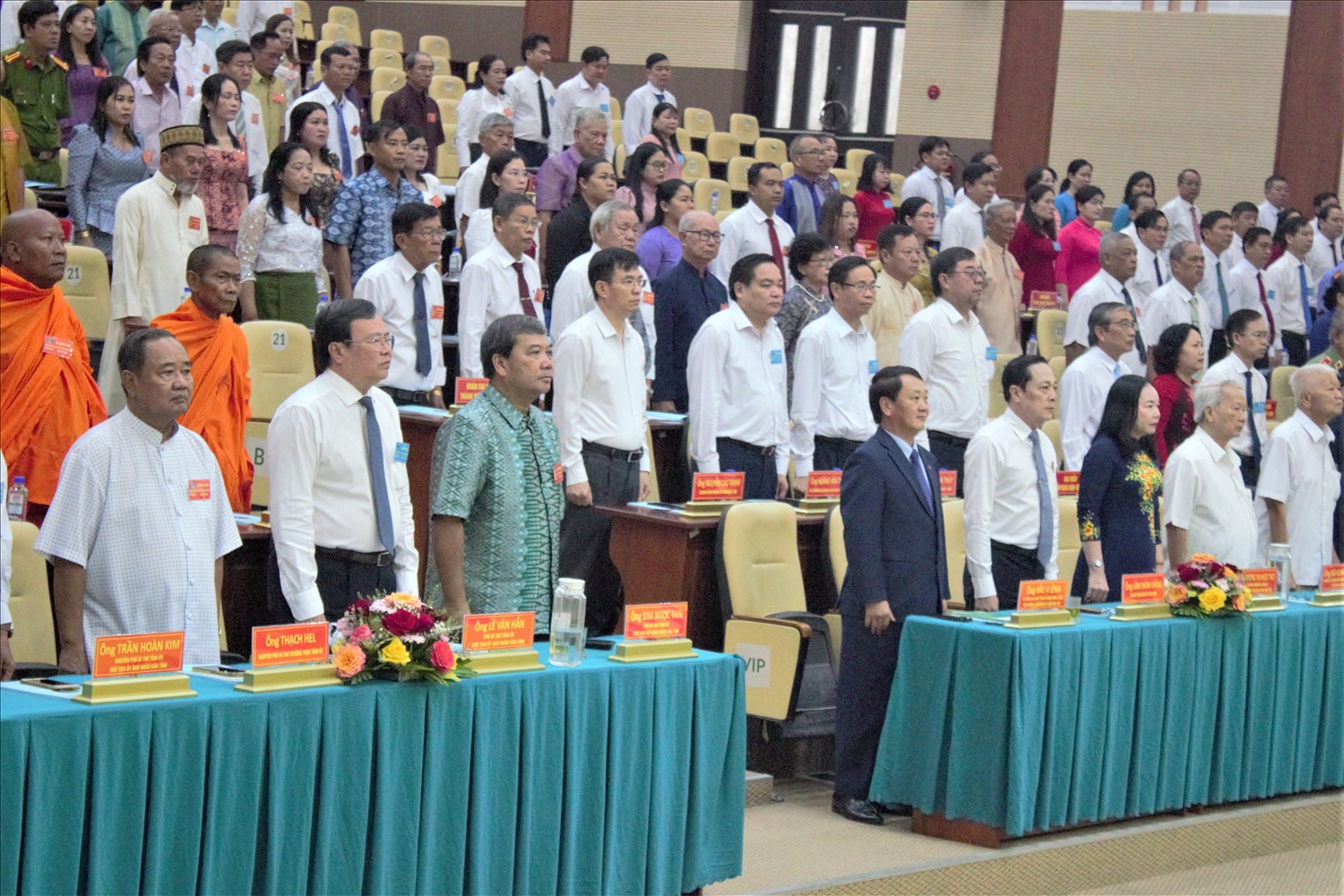 Các đại biểu tham dự Đại hội thực hiện nghi thức chào cờ Các đại biểu tham dự Đại hội thực hiện nghi thức chào cờ