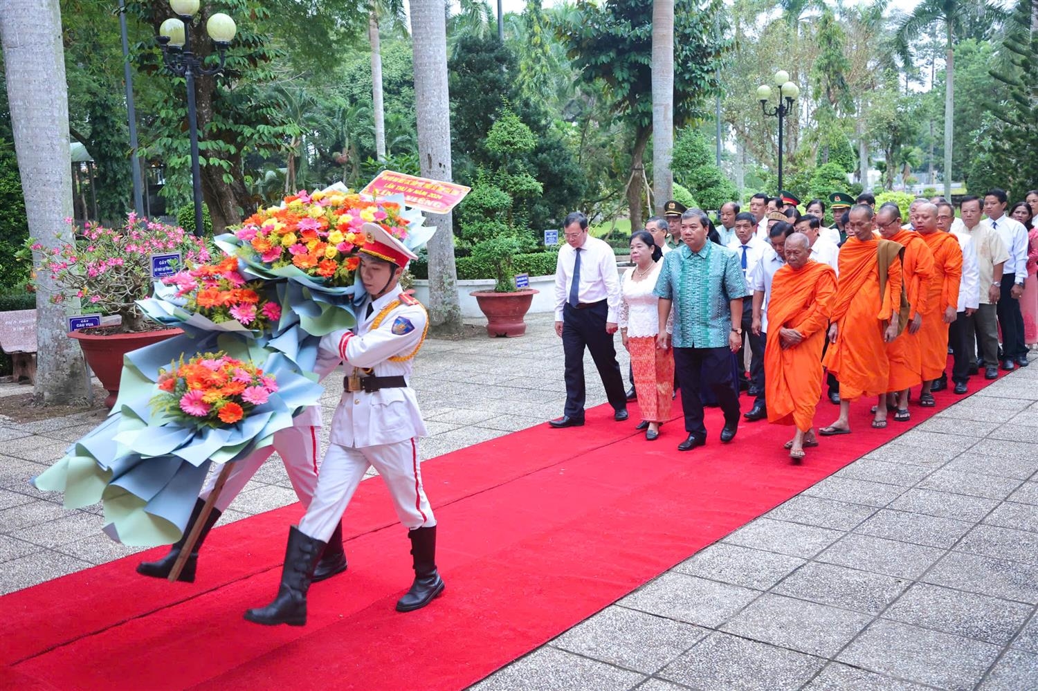 Đoàn đến dâng hoa viếng Đền thờ Chủ tịch Hồ Chí Minh Đoàn đến dâng hoa viếng Đền thờ Chủ tịch Hồ Chí Minh