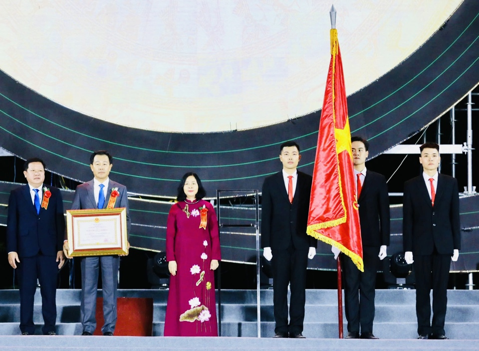 Bí thư Thành ủy Hà Nội Bùi Thị Minh Hoài trao tặng Huân chương Lao động hạng Nhất của Chủ tịch nước cho Sở NN&PTNT Hà Nội. Ảnh Viết Thành.