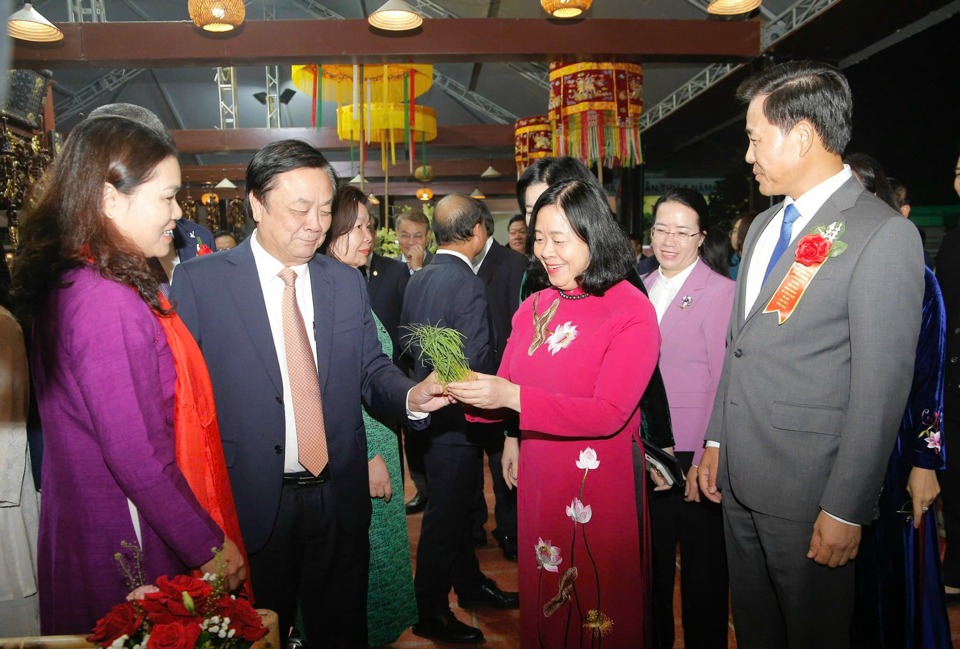 Bí thư Thành ủy Hà Nội Bùi Thị Minh Hoài và các đại biểu thăm Khu trưng bày sản phẩm nông nghiệp tiêu biểu của Thủ đô. Ảnh Viết Thành.