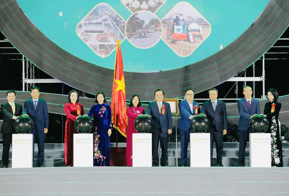 Các đại biểu thực hiện nghi thức bấm nút khai mạc Festival sản phẩm nông nghiệp và làng nghề Hà Nội lần thứ 3 năm 2024. Ảnh Viết Thành.