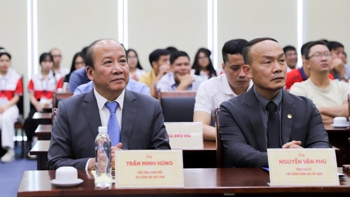 Ông Trần Minh Hùng, Phó Tổng Giám đốc Đài Tiếng nói Việt Nam (VOV) và ông Nguyễn Văn Phú, Tổng Thư ký Liên đoàn Bóng đá Việt Nam (VFF) tới dự Lễ công bố và bốc thăm chia bảng Giải Futsal HDBank Cúp quốc gia 2024.