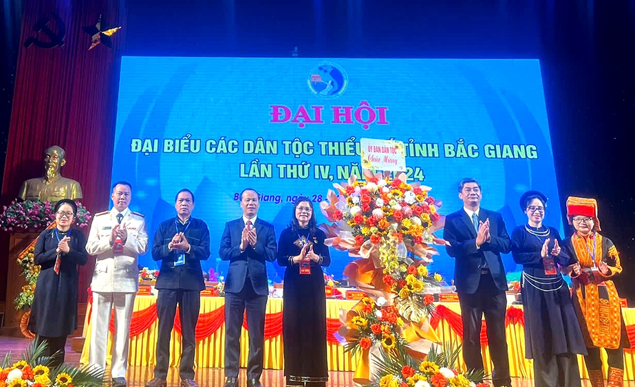Thứ thưởng, Phó Chủ nhiệm Ủy ban Dân tộc Y Vinh Tơr tặng lẵng hoa chúc mừng Đại hội Thứ thưởng, Phó Chủ nhiệm Ủy ban Dân tộc Y Vinh Tơr tặng lẵng hoa chúc mừng Đại hội