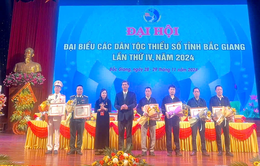 Thứ thưởng, Phó Chủ nhiệm Ủy ban Dân tộc Y Vinh Tơr trao tặng Kỷ niệm chương cho 5 cá nhân và Bằng khen của Ủy ban Dân tộc cho một tập thể cùng 5 cá nhân đã có thành tích trong công tác dân tộc Thứ thưởng, Phó Chủ nhiệm Ủy ban Dân tộc Y Vinh Tơr trao tặng Kỷ niệm chương cho 5 cá nhân và Bằng khen của Ủy ban Dân tộc cho một tập thể cùng 5 cá nhân đã có thành tích trong công tác dân tộc