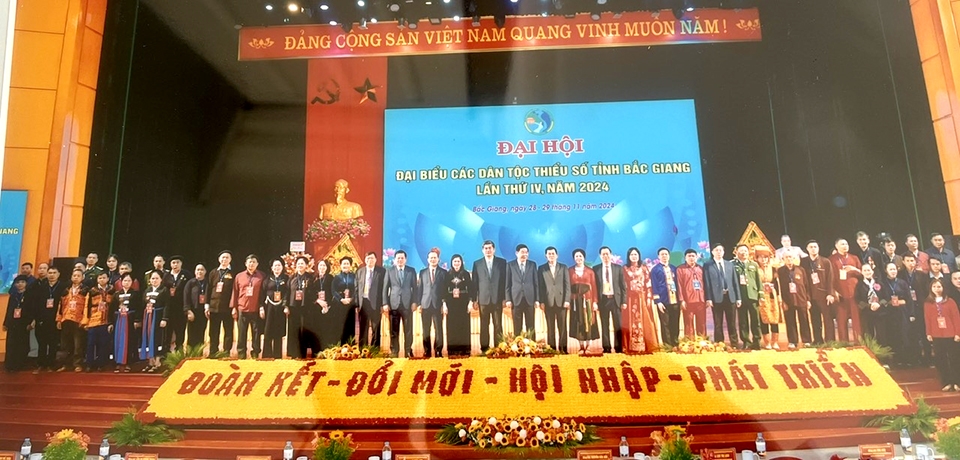Các đồng chí Lãnh đạo Ủy ban Dân tộc và Tỉnh ủy, UBND tỉnh và đại biểu dự Đại hội chụp ảnh lưu niệm Các đồng chí Lãnh đạo Ủy ban Dân tộc và Tỉnh ủy, UBND tỉnh và đại biểu dự Đại hội chụp ảnh lưu niệm