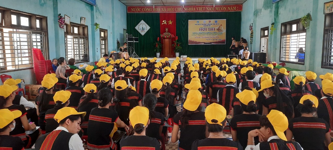 Thi rung chuông vàng với chủ đề phòng chống tảo hôn được tổ chức ở nhiều trường trên địa bàn các huyện miền núi. Thi rung chuông vàng với chủ đề phòng chống tảo hôn được tổ chức ở nhiều trường trên địa bàn các huyện miền núi.