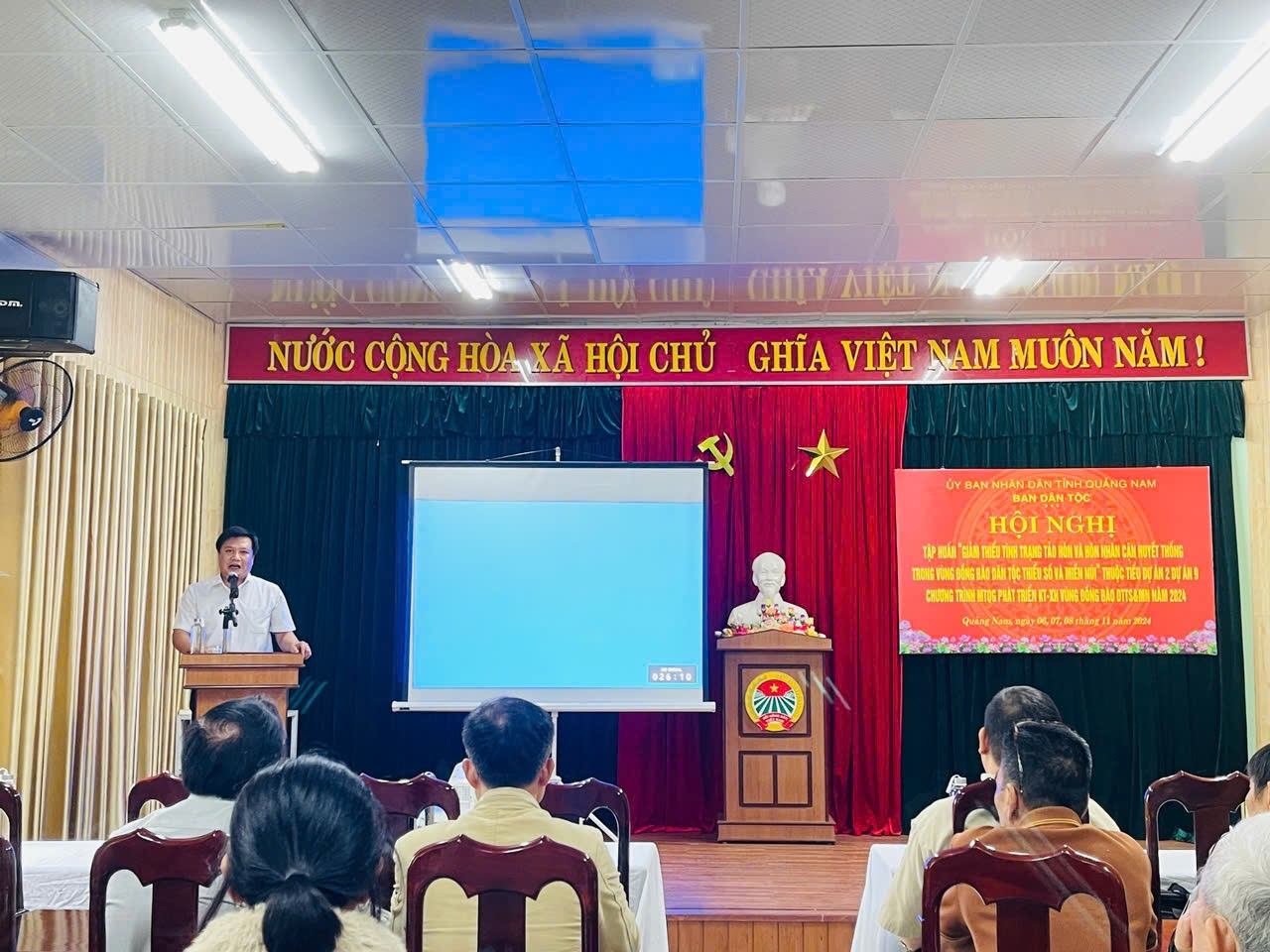 Ban Dân tộc tỉnh Quảng Nam tổ chức Hội nghị tập huấn về giảm thiểu tảo hôn và hôn nhân cận huyết thống. Ban Dân tộc tỉnh Quảng Nam tổ chức Hội nghị tập huấn về giảm thiểu tảo hôn và hôn nhân cận huyết thống.