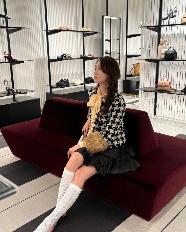 Yoona và Irene đẹp mãn nhãn với áo vải tweed, chuẩn visual tài phiệt- Ảnh 2. Yoona và Irene đẹp mãn nhãn với áo vải tweed, chuẩn visual tài phiệt- Ảnh 2.
