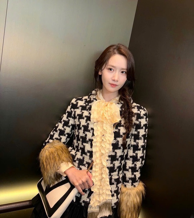 Yoona và Irene đẹp mãn nhãn với áo vải tweed, chuẩn visual tài phiệt- Ảnh 4. Yoona và Irene đẹp mãn nhãn với áo vải tweed, chuẩn visual tài phiệt- Ảnh 4.