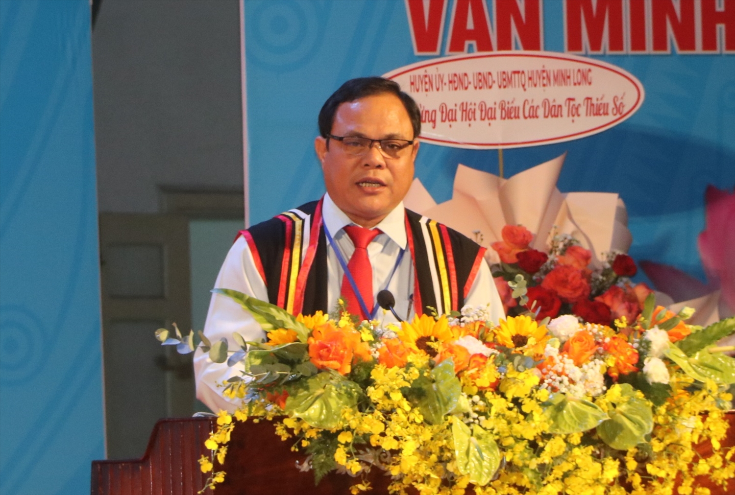 Ông Hồ Ngọc Thịnh - Trưởng Ban Dân tộc tỉnh Quảng Ngãi báo cáo về kết quả triển khai công tác dân tộc, chính sách trên địa bàn tỉnh. Ông Hồ Ngọc Thịnh - Trưởng Ban Dân tộc tỉnh Quảng Ngãi báo cáo về kết quả triển khai công tác dân tộc, chính sách trên địa bàn tỉnh.