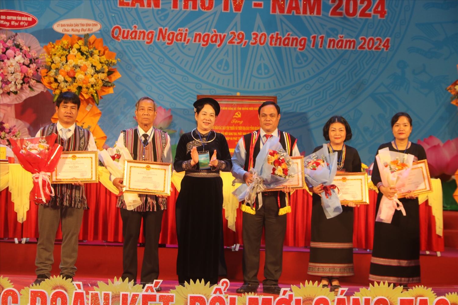 Thứ trưởng, Phó Chủ nhiệm UBDT Nông Thị Hà tặng Bằng khen của Ủy Ban Dân tộc cho các tập thể, cá nhân xuất sắc. Thứ trưởng, Phó Chủ nhiệm UBDT Nông Thị Hà tặng Bằng khen của Ủy Ban Dân tộc cho các tập thể, cá nhân xuất sắc.
