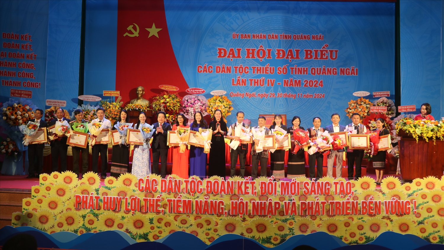 Các tập thể, cá nhân xuất sắc trong công tác dân tộc được nhận Bằng khen của UBND tỉnh Quảng Ngãi. Các tập thể, cá nhân xuất sắc trong công tác dân tộc được nhận Bằng khen của UBND tỉnh Quảng Ngãi.
