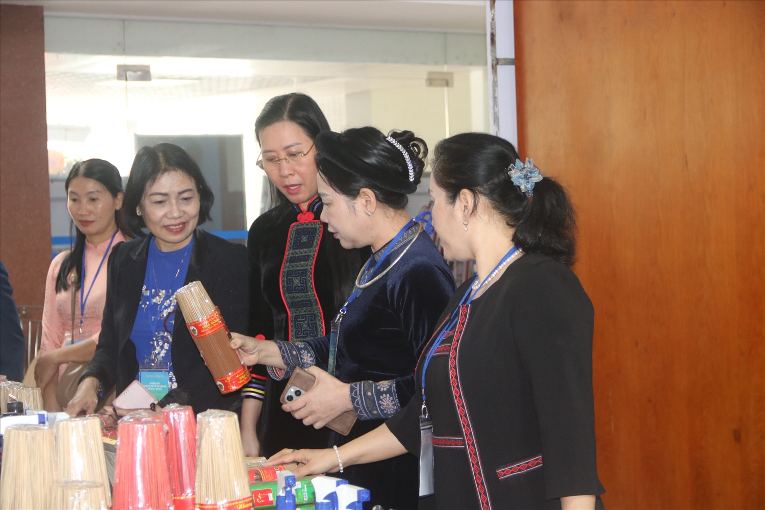 Thứ trưởng, Phó Chủ nhiệm UBDT Nông Thị Hà và các đại biểu tham quan các gian hàng nông sản, đặc sản của vùng đồng bào DTTS Quảng Ngãi Thứ trưởng, Phó Chủ nhiệm UBDT Nông Thị Hà và các đại biểu tham quan các gian hàng nông sản, đặc sản của vùng đồng bào DTTS Quảng Ngãi