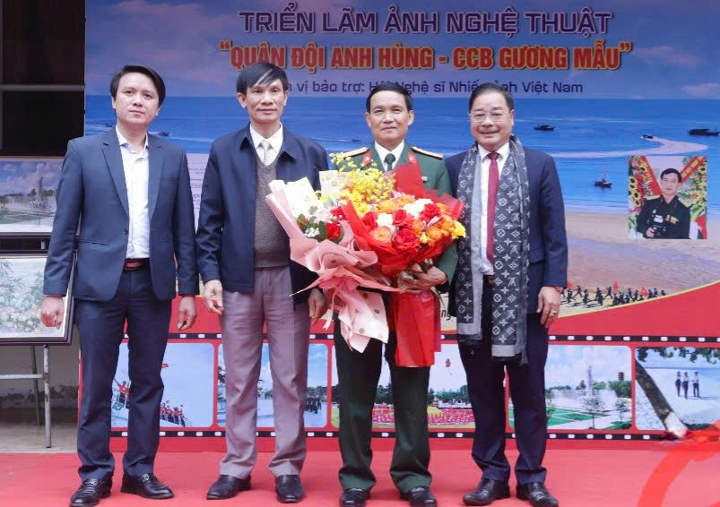 trien lam anh chu de quan doi anh hung cuu chien binh guong mau cua nha bao le anh thi hinh 4