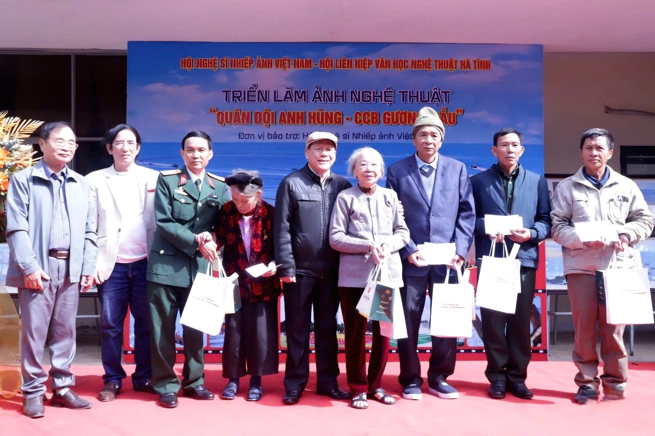 trien lam anh chu de quan doi anh hung cuu chien binh guong mau cua nha bao le anh thi hinh 6