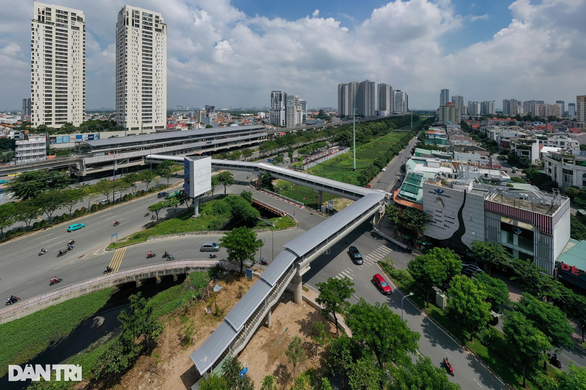 Diện mạo 9 cầu đi bộ kết nối nhà ga Metro số 1 vừa hoàn thành - 2 Diện mạo 9 cầu đi bộ kết nối nhà ga Metro số 1 vừa hoàn thành - 2