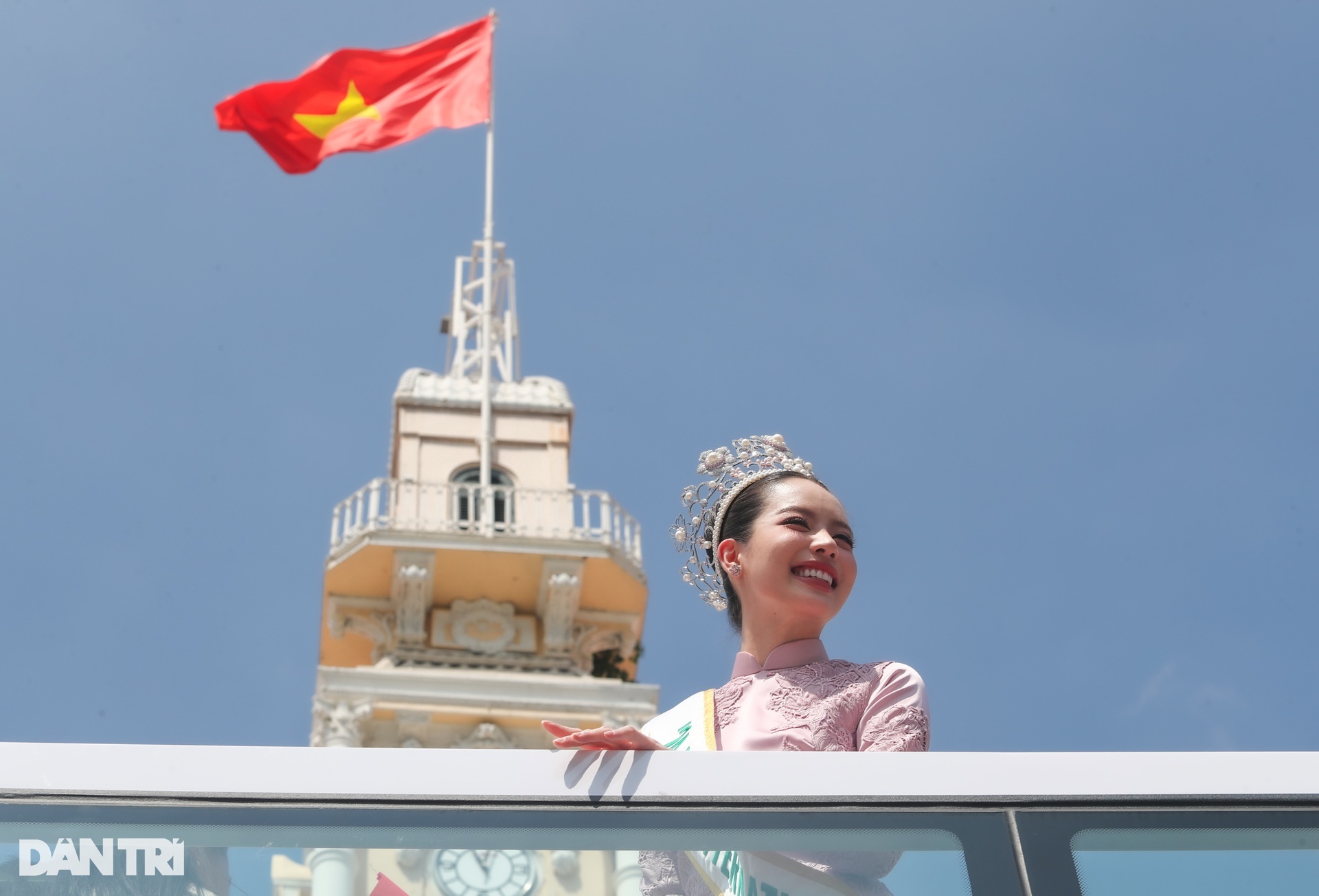 Hoa hậu Thanh Thủy đi xe buýt 2 tầng, người hâm mộ chạy xe máy theo reo hò - 12 Hoa hậu Thanh Thủy đi xe buýt 2 tầng, người hâm mộ chạy xe máy theo reo hò - 12