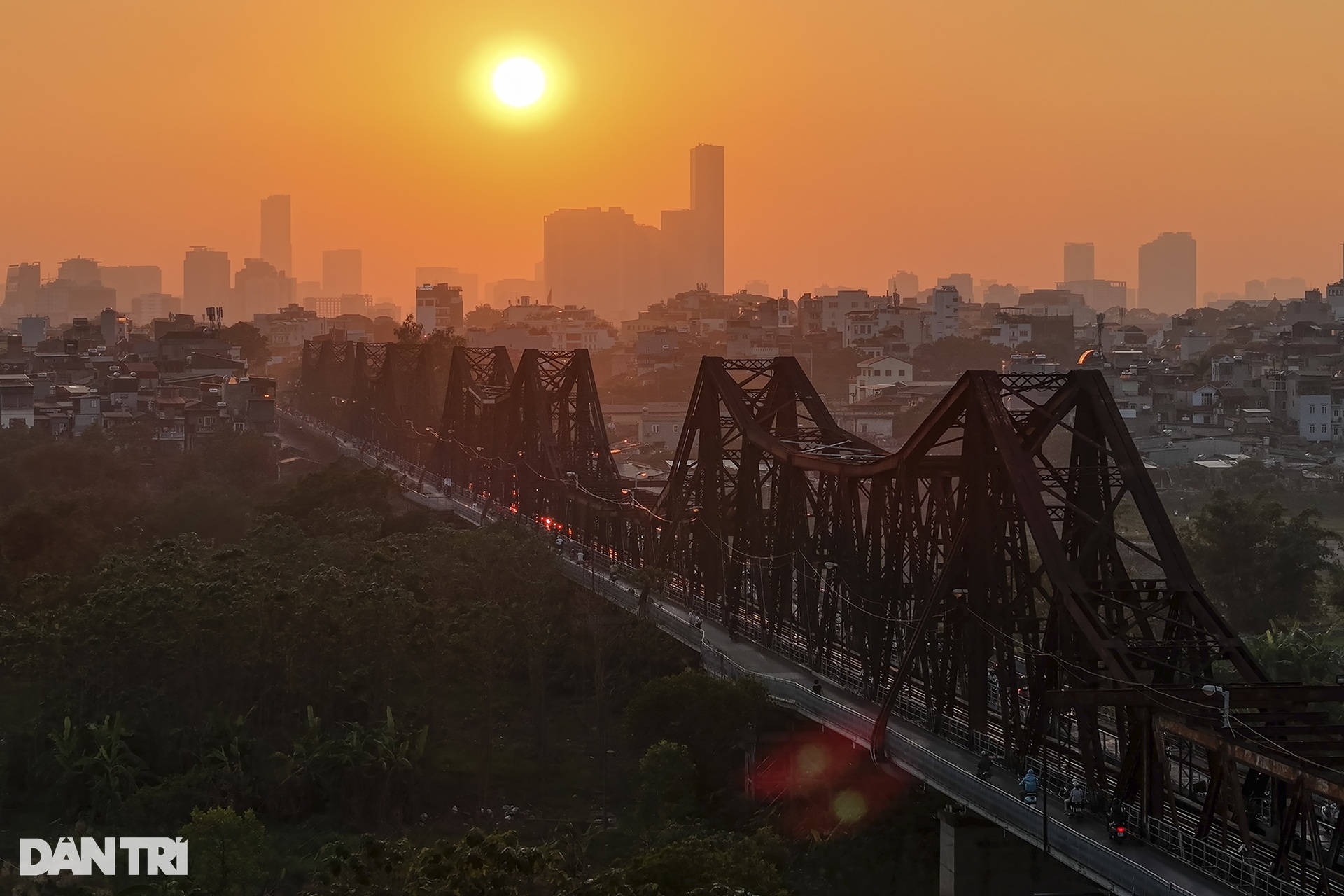 Ngắm hoàng hôn cuối thu rực rỡ trên 2 cây cầu nổi tiếng nhất Hà Nội - 4 Ngắm hoàng hôn cuối thu rực rỡ trên 2 cây cầu nổi tiếng nhất Hà Nội - 4