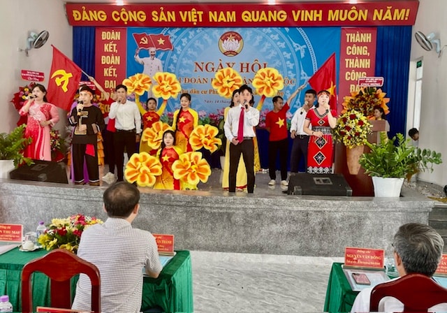 Liên hoan văn nghệ chào mừng ngày hội Đại đoàn kết ở khu dân cư.