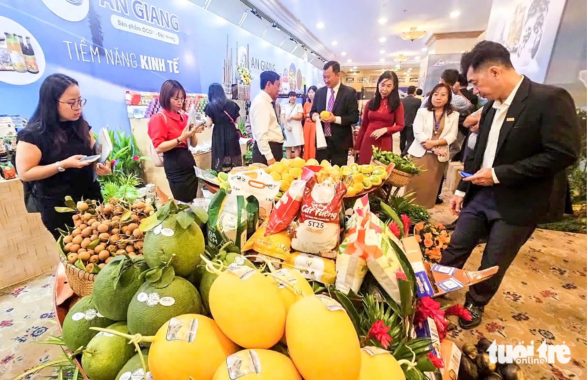 An Giang mang cá tra, mật thốt nốt... đến TP.HCM để quảng bá, 'trải chiếu' mời gọi đầu tư - Ảnh 1. An Giang mang cá tra, mật thốt nốt... đến TP.HCM để quảng bá, 'trải chiếu' mời gọi đầu tư - Ảnh 1.