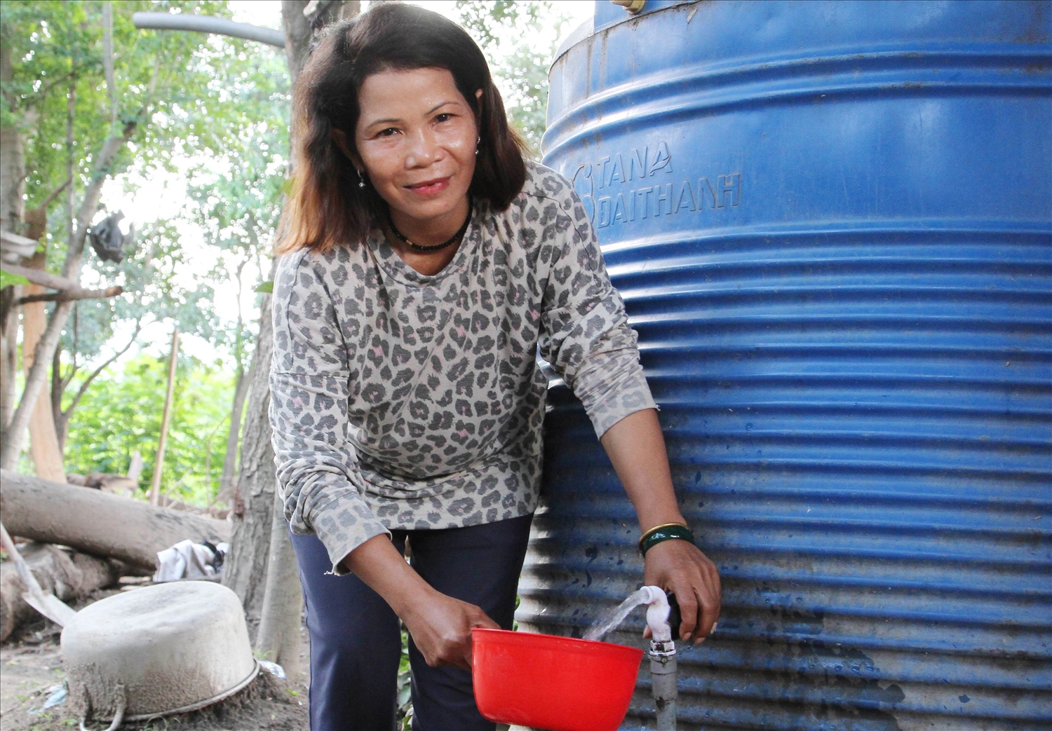 Bà Katơ Thị Nguyễn, hộ nghèo ở thôn Tà Lú 2, xã Phước Đại, huyện Bác Ái được hỗ trợ lắp đặt nước sinh hoạt hợp vệ sinh từ Dự án 1 thuộc Chương trình MTQG 1719. Bà Katơ Thị Nguyễn, hộ nghèo ở thôn Tà Lú 2, xã Phước Đại, huyện Bác Ái được hỗ trợ lắp đặt nước sinh hoạt hợp vệ sinh từ Dự án 1 thuộc Chương trình MTQG 1719.