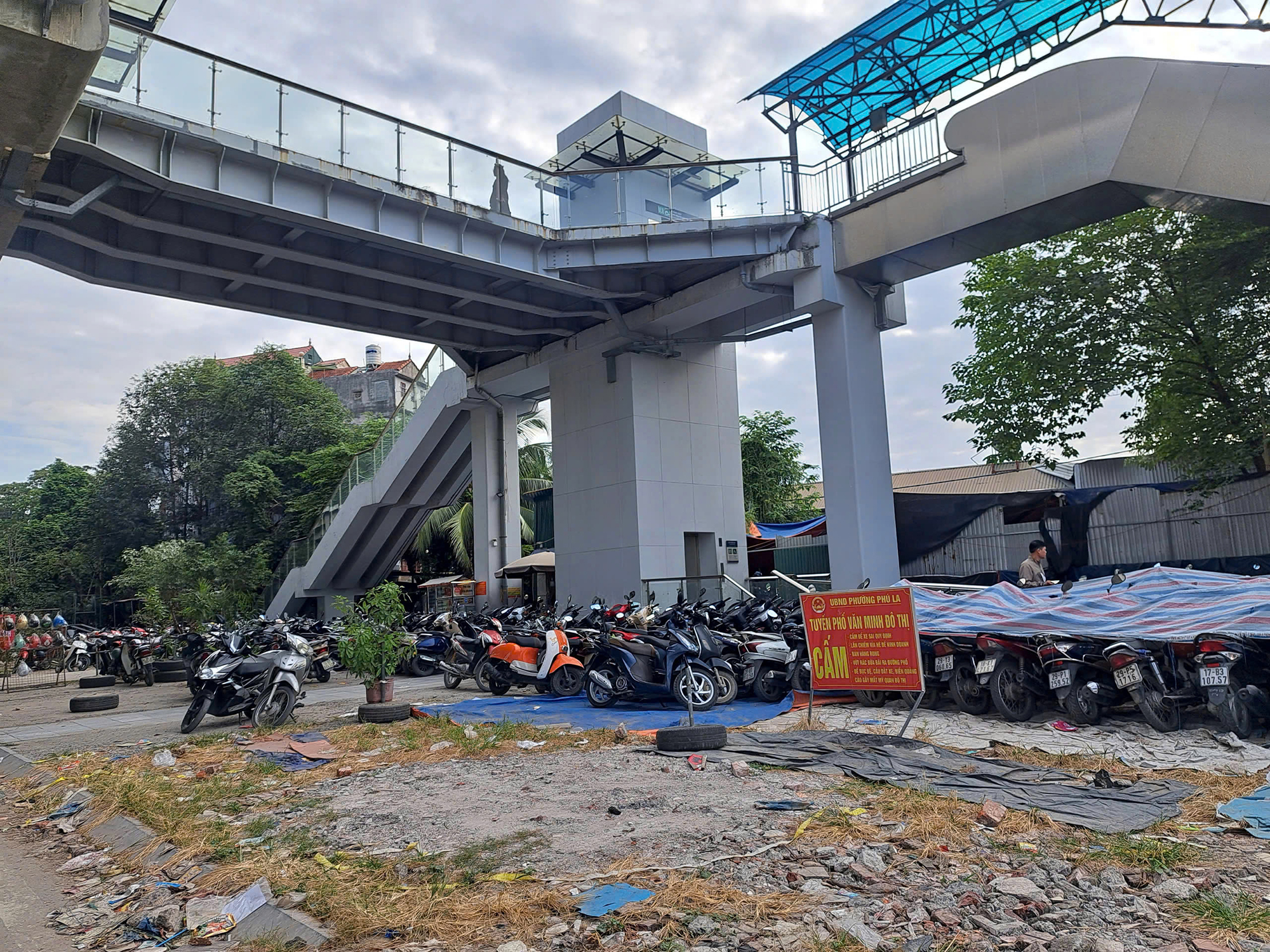 Hà Nội: Bãi xe tự phát bủa vây ga metro- Ảnh 1. Hà Nội: Bãi xe tự phát bủa vây ga metro- Ảnh 1.
