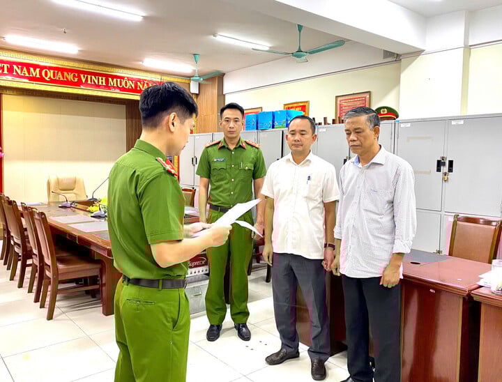 Cơ quan điều tra tống đạt các quyết định tố tụng đối với ông Hoàng Việt Dũng và Trần Thanh Tùng.