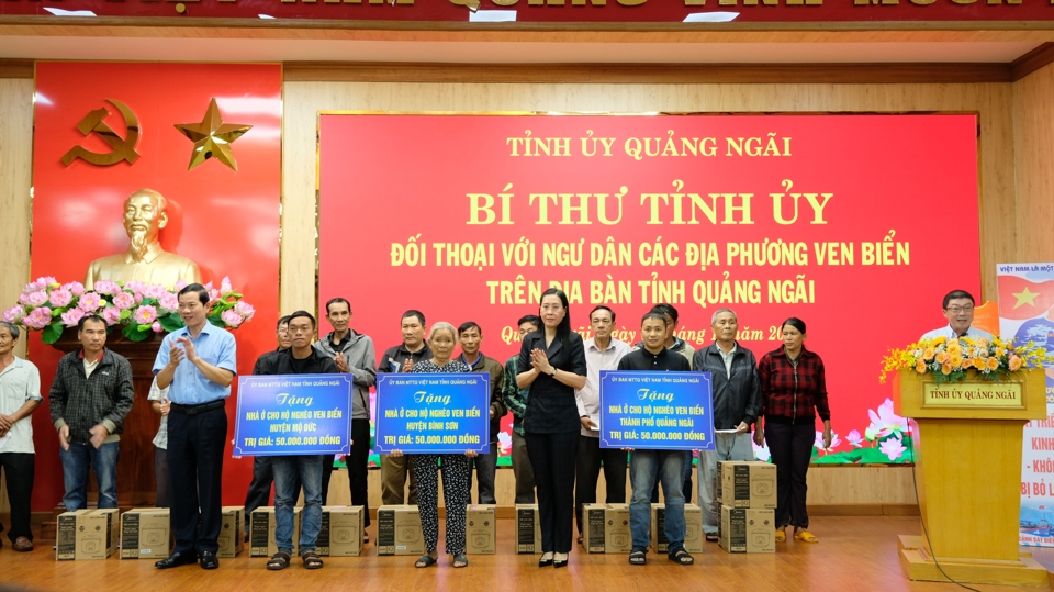Trao hỗ trợ nhà ở cho các hộ nghèo vùng ven biển.