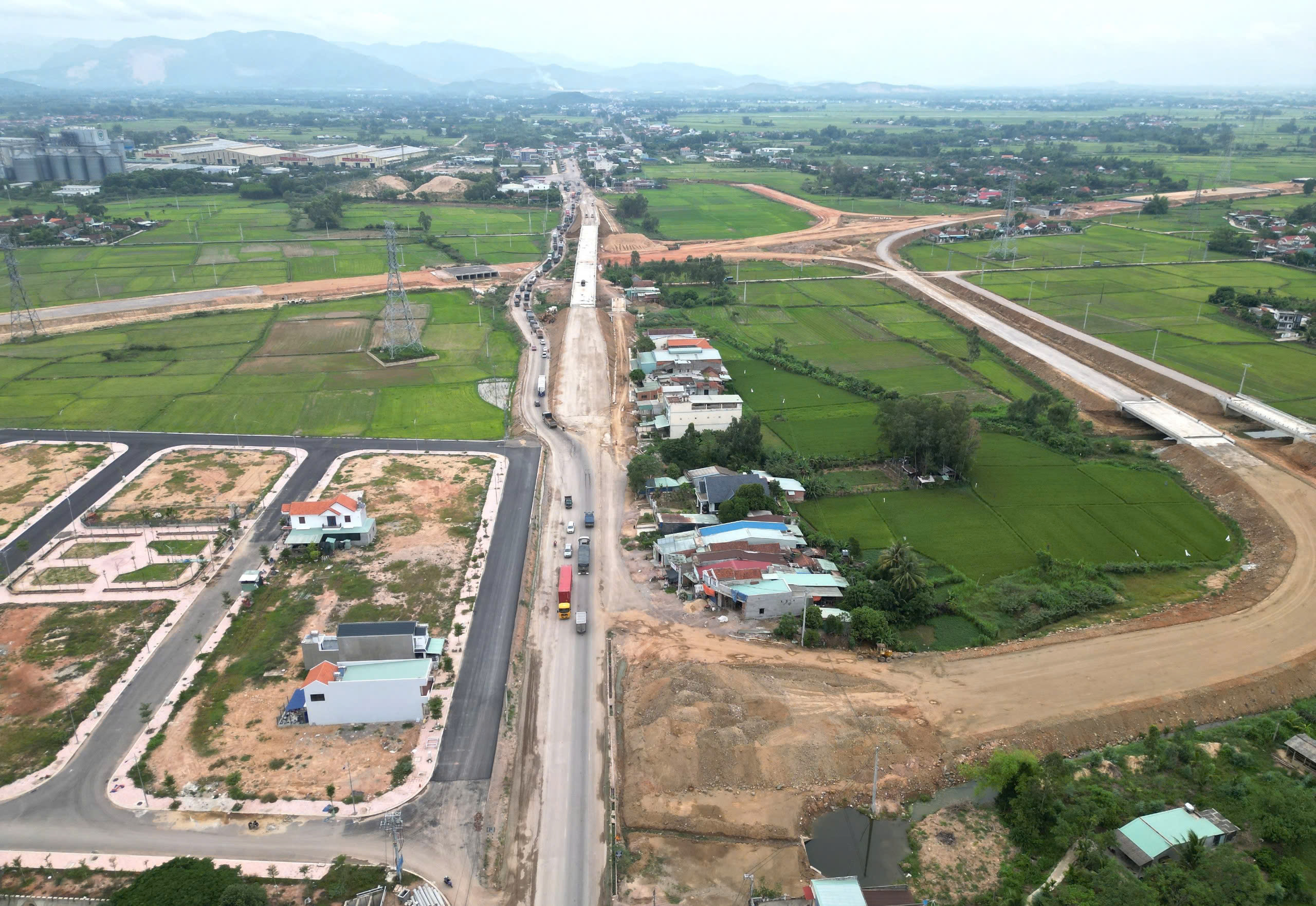 Bình Định kiến nghị mở thêm nút giao, đường kết nối để phát huy hiệu quả cao tốc- Ảnh 1. Bình Định kiến nghị mở thêm nút giao, đường kết nối để phát huy hiệu quả cao tốc- Ảnh 1.
