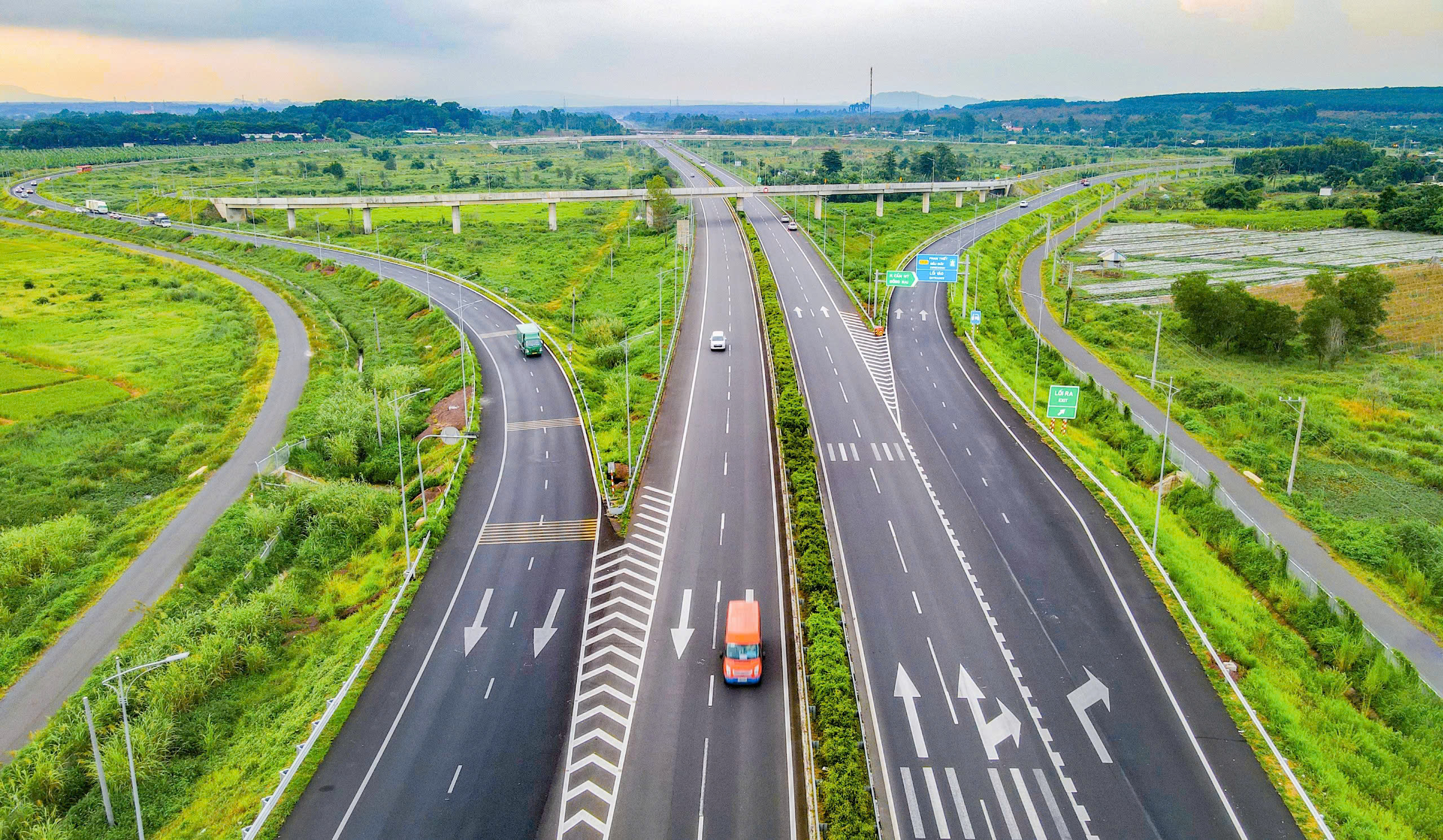 Bộ GTVT nêu 5 ưu điểm khi giao VEC đầu tư mở rộng cao tốc TP.HCM - Long Thành- Ảnh 1. Bộ GTVT nêu 5 ưu điểm khi giao VEC đầu tư mở rộng cao tốc TP.HCM - Long Thành- Ảnh 1.