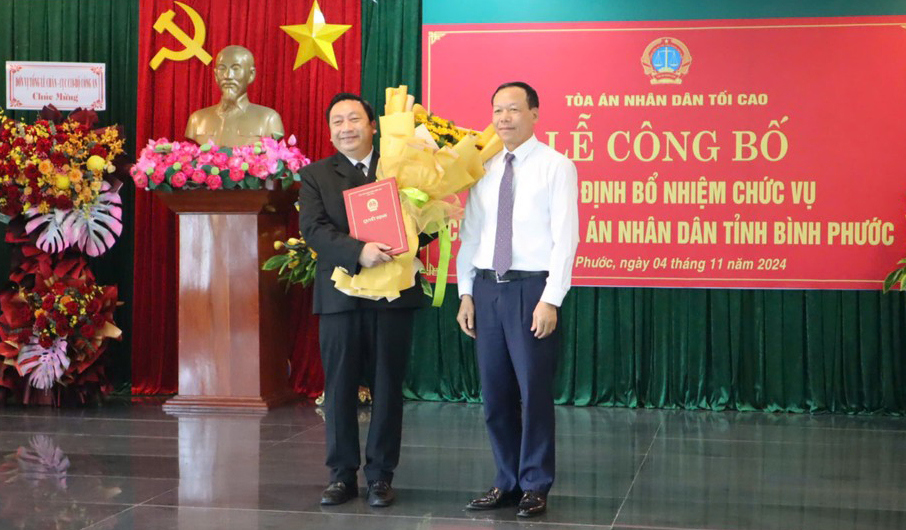 Lãnh đạo TAND Tối cao trao hoa và quyết định bổ nhiệm cho ông Đặng An Thanh.