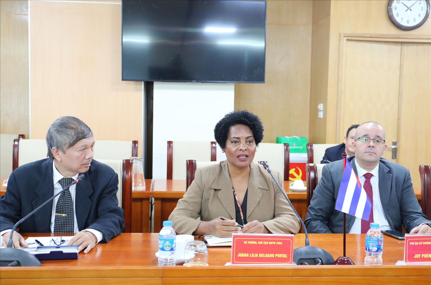 Bà Juanna Lilia Delgado Portal – Bộ trưởng, Chủ tịch Ngân hàng Trung ương Cuba trao đổi tại buổi làm việc với NHCSXH Bà Juanna Lilia Delgado Portal – Bộ trưởng, Chủ tịch Ngân hàng Trung ương Cuba trao đổi tại buổi làm việc với NHCSXH