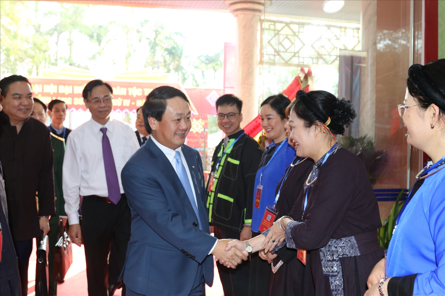 Bộ trưởng, Chủ nhiệm Ủy ban Dân tộc Hầu A Lềnh ân cần hỏi thăm các đại biểu tham dự Đại hội Bộ trưởng, Chủ nhiệm Ủy ban Dân tộc Hầu A Lềnh ân cần hỏi thăm các đại biểu tham dự Đại hội
