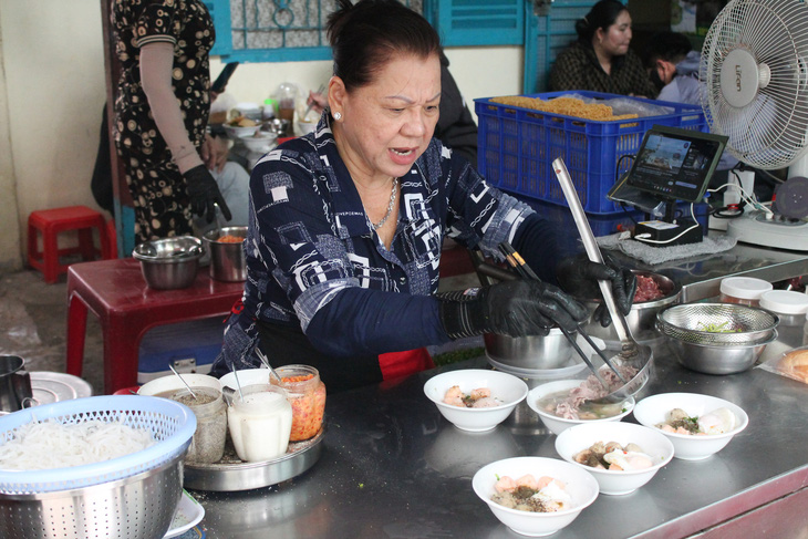 Bún chửi cô Huyền khét tiếng TP.HCM - Ảnh 1. Bún chửi cô Huyền, vừa đắt vừa ồn nhưng quanh năm vẫn đông khách - Ảnh 1.