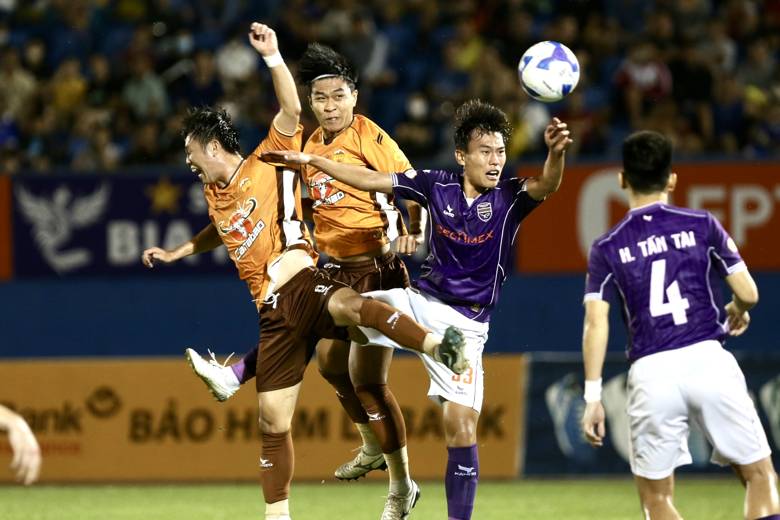 Tiến Linh, Minh Khoa, Việt Cường tỏa sáng rực rỡ: CLB Bình Dương 'hủy diệt' HAGL 4-1- Ảnh 1. Tiến Linh, Minh Khoa, Việt Cường tỏa sáng rực rỡ: CLB Bình Dương 'hủy diệt' HAGL 4-1- Ảnh 1.