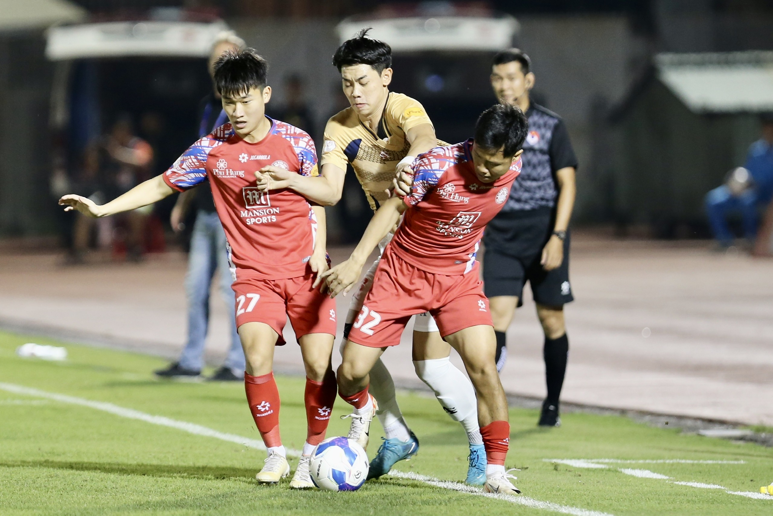 CLB TP.HCM thắng sốc đội CAHN, ngắt chuỗi 6 trận 'tịt ngòi'- Ảnh 1. CLB TP.HCM thắng sốc đội CAHN, ngắt chuỗi 6 trận 'tịt ngòi'- Ảnh 1.