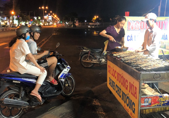 Cá lóc nướng mía Bạc Liêu níu chân du khách - Ảnh 1. Cá lóc nướng mía Bạc Liêu níu chân du khách - Ảnh 1.