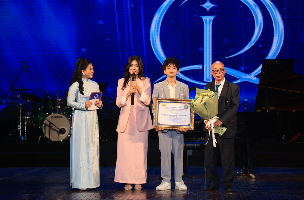 Ca sĩ nhí Cao Phú Quý hát bằng 4 ngôn ngữ, nhận học bổng khủng - 1 Ca sĩ nhí Cao Phú Quý hát bằng 4 ngôn ngữ, nhận học bổng khủng - 1