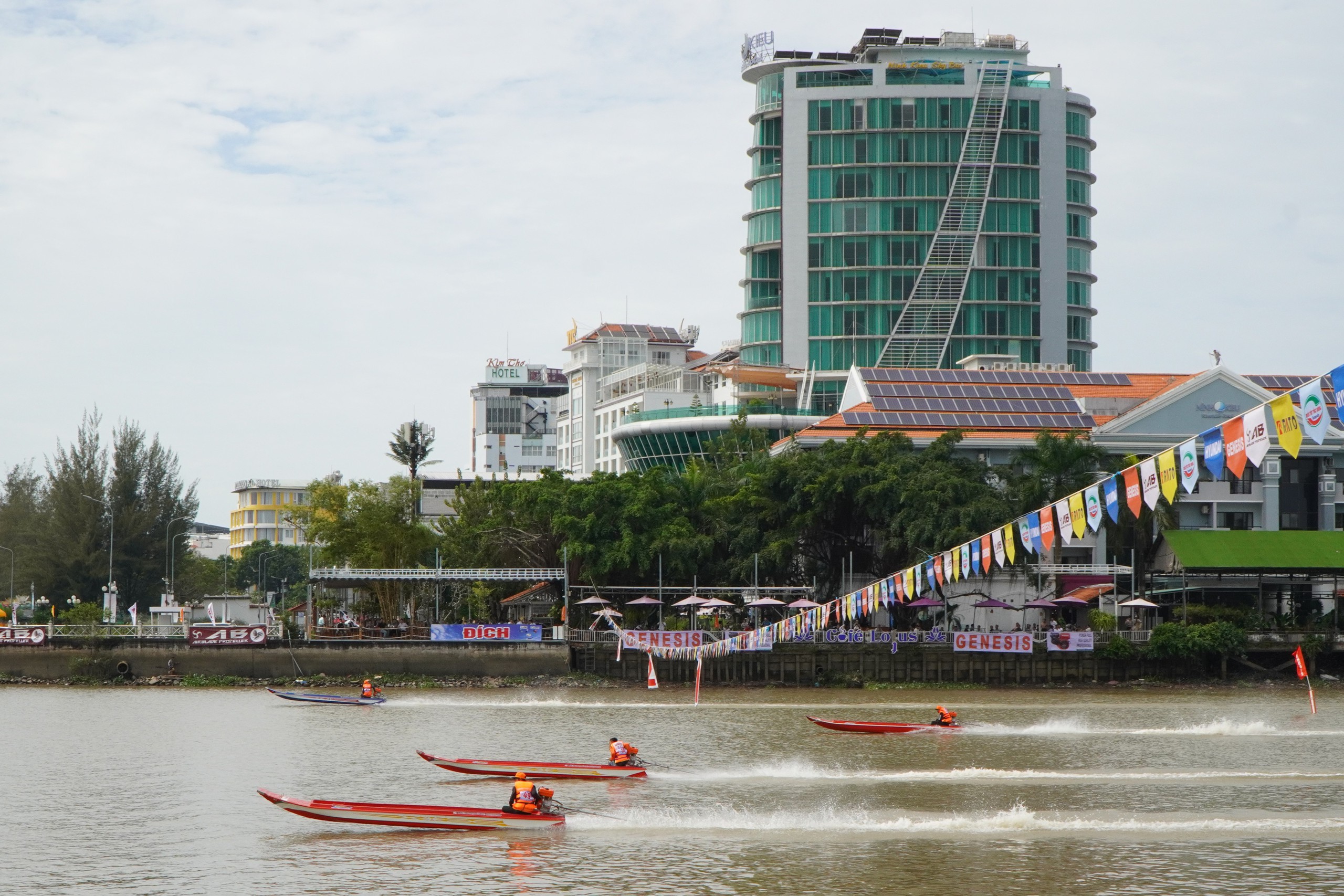 Cần Thơ, Cà Mau thắng lớn tại giải đua vỏ lãi composite 2024- Ảnh 1. Cần Thơ, Cà Mau thắng lớn tại giải đua vỏ lãi composite 2024- Ảnh 1.