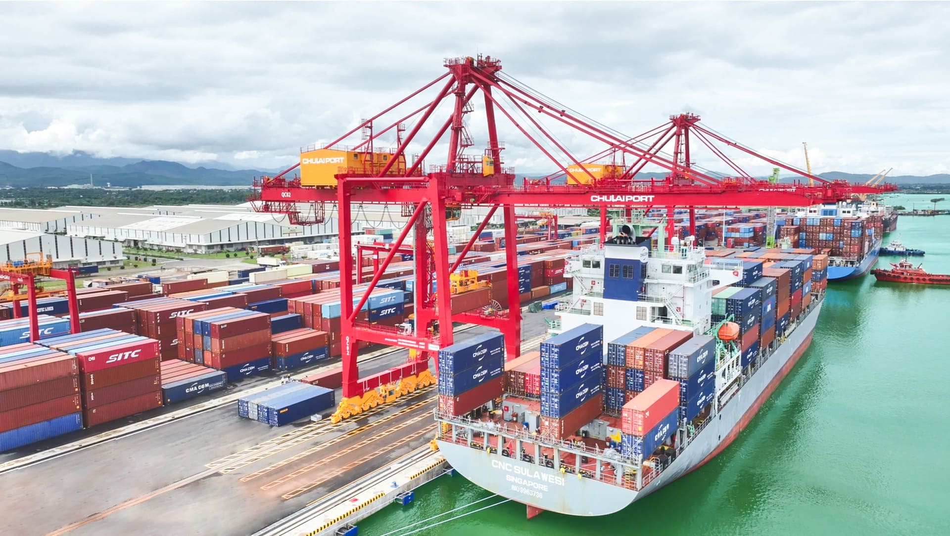 Gần 4.000 TEUs hàng hóa đã được xếp dỡ an toàn, nhanh chóng trong ngày 2
