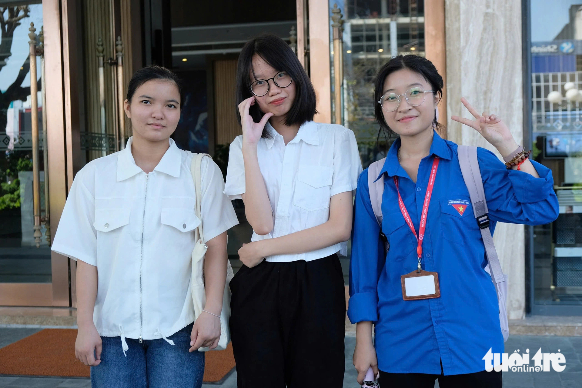 'Đi vay mấy ngân hàng mới nhập học được, cám ơn học bổng Tiếp sức đến trường nhớ đến cháu tôi' - Ảnh 1. 'Đi vay mấy ngân hàng mới nhập học được, cám ơn Tiếp sức đến trường nhớ đến cháu gái mồ côi của tôi' - Ảnh 1.