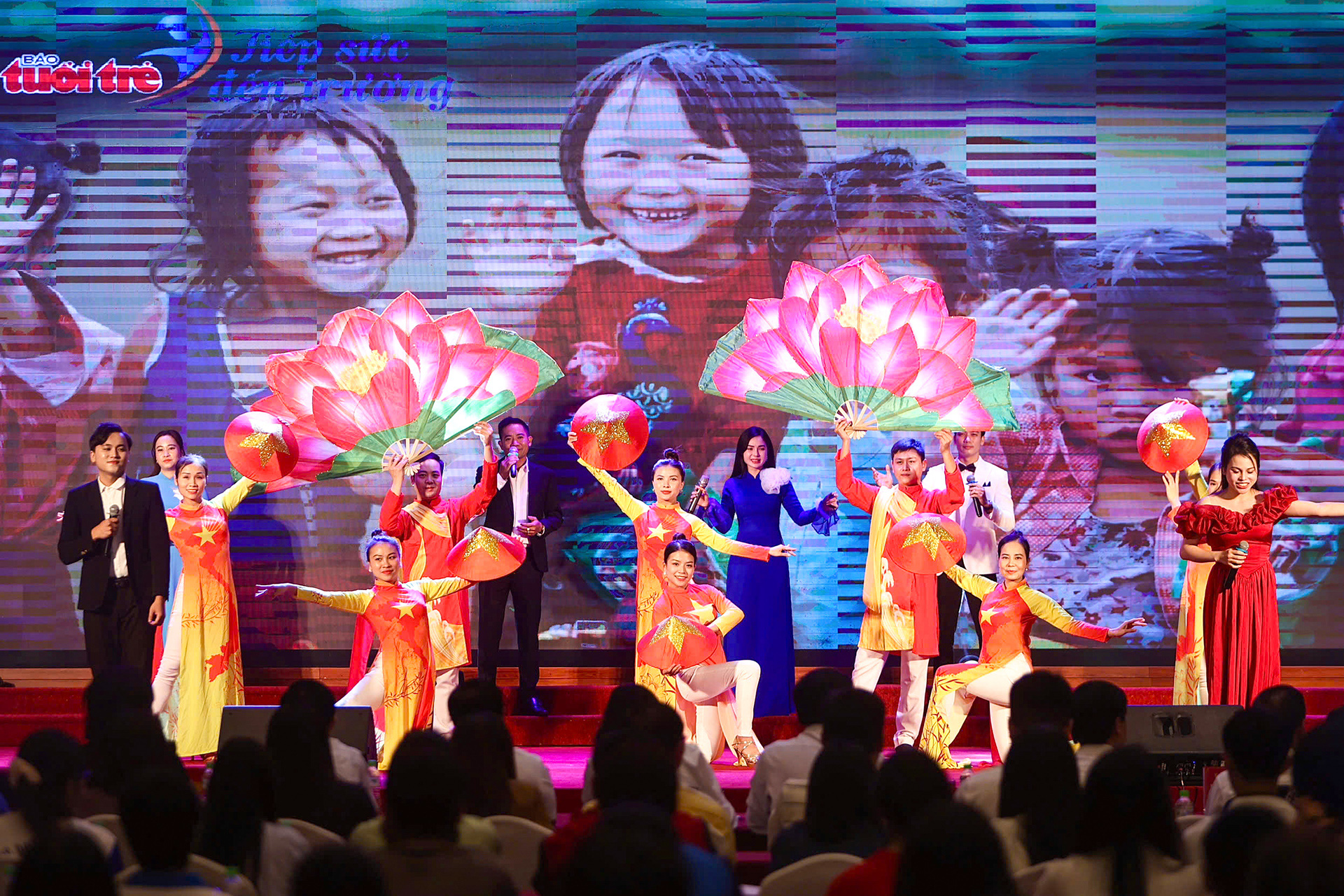 'Đi vay mấy ngân hàng mới nhập học được, cám ơn học bổng Tiếp sức đến trường nhớ đến cháu tôi' - Ảnh 6. 'Đi vay mấy ngân hàng mới nhập học được, cám ơn Tiếp sức đến trường nhớ đến cháu gái mồ côi của tôi' - Ảnh 8.