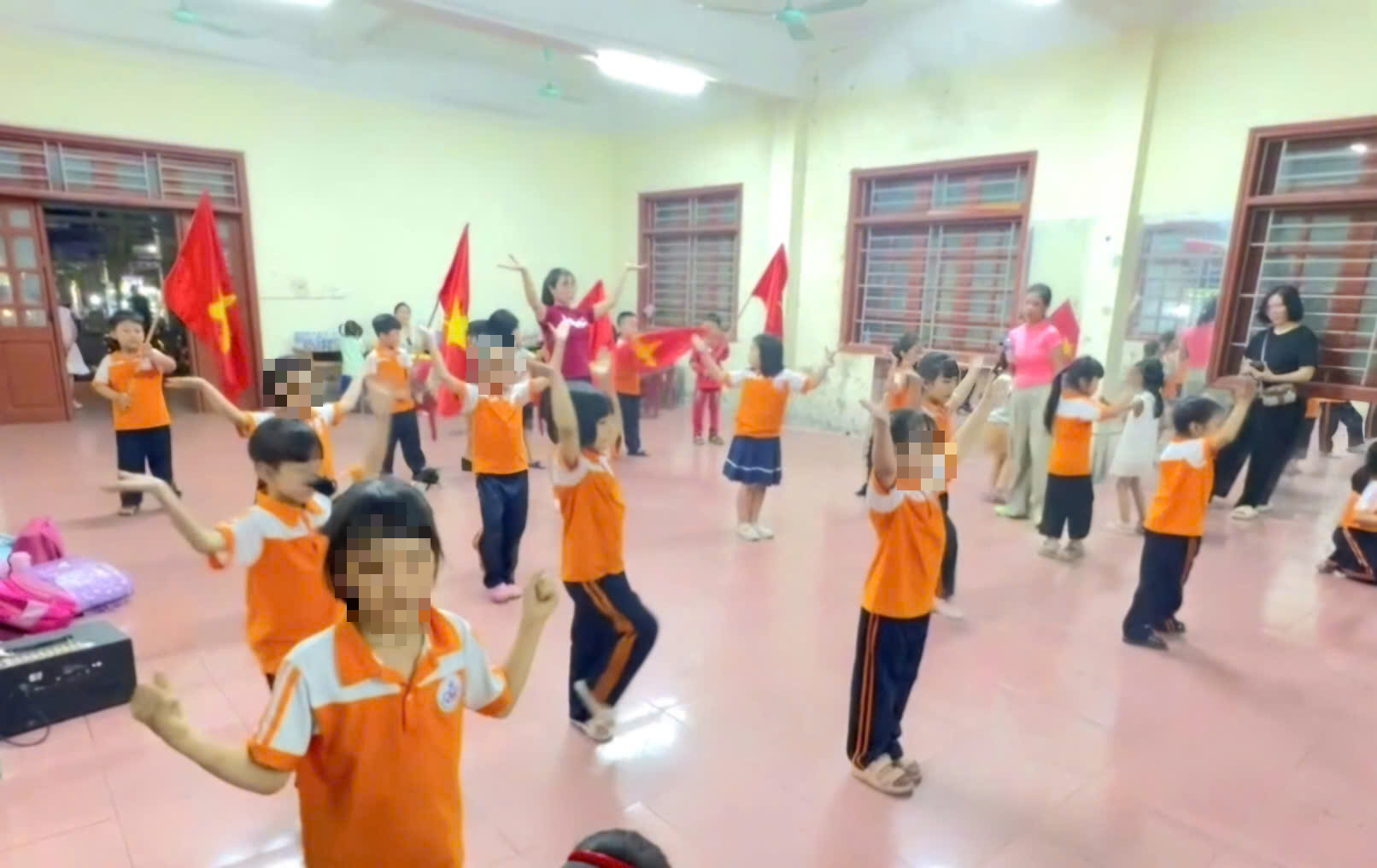 “Chạy sô” dàn dựng văn nghệ cho học sinh dịp 20/11- Ảnh 2. “Chạy sô” dàn dựng văn nghệ cho học sinh dịp 20/11- Ảnh 2.