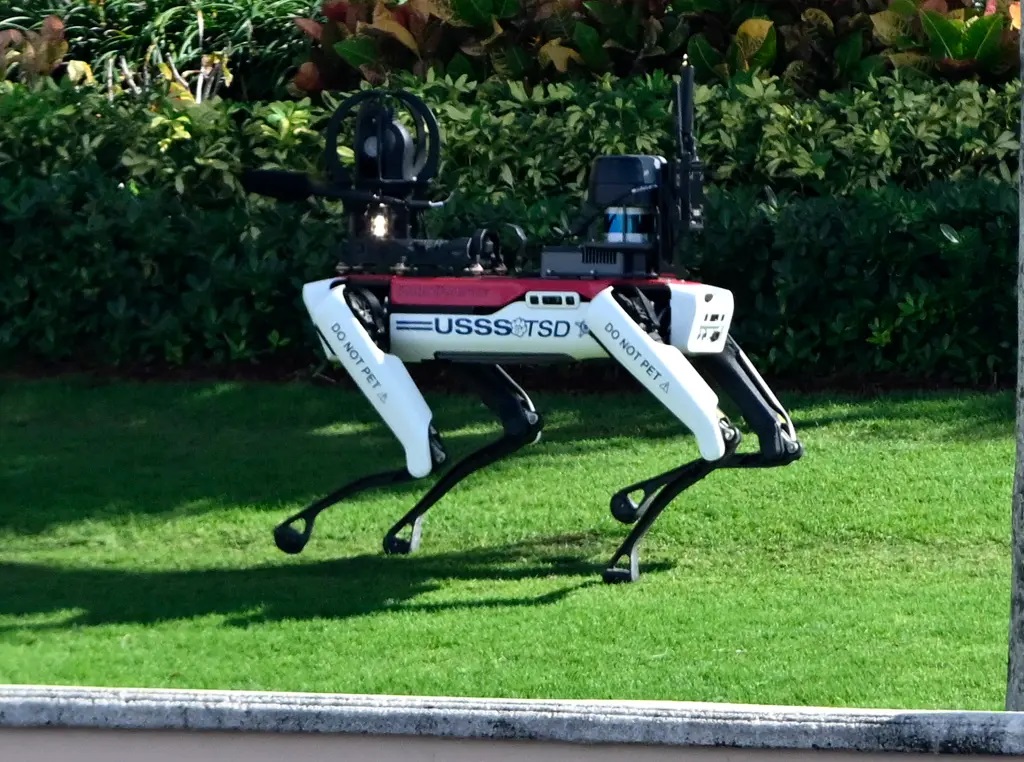Chó robot tham gia bảo vệ ông Trump- Ảnh 1. Chó robot tham gia bảo vệ ông Trump- Ảnh 1.