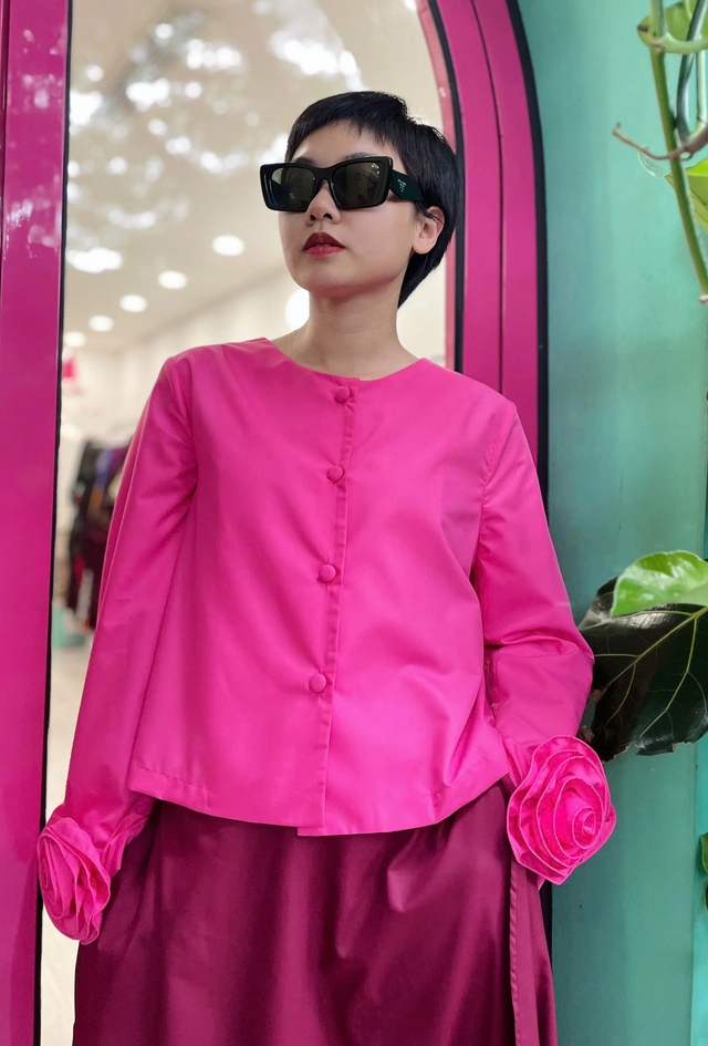 Chọn trang phục có họa tiết 3D để tỏa sáng trong ngày se lạnh- Ảnh 1. Chọn trang phục có họa tiết 3D để tỏa sáng trong ngày se lạnh- Ảnh 1.