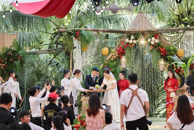 Chú rể ở Bình Định có hành động lạ khiến dân tình phải thốt lên 'chưa thấy đám cưới nào như thế'- Ảnh 1. Chú rể ở Bình Định có hành động lạ khiến dân tình phải thốt lên 'chưa thấy đám cưới nào như thế'- Ảnh 1.