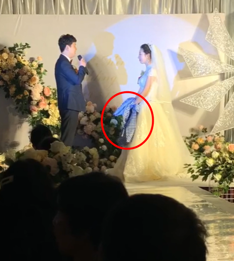 Chú rể tặng cô dâu một chiếc tạp dề giữa đám cưới, hành động sau đó gây tranh cãi không ngớt - Ảnh 1. Chú rể tặng cô dâu một chiếc tạp dề giữa đám cưới, hành động sau đó gây tranh cãi không ngớt - Ảnh 1.