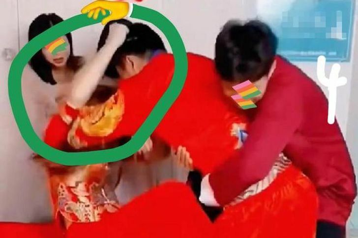 Chú rể túm tóc đánh cô dâu ngay trong ngày cưới vì một tin nhắn - Ảnh 2. Chú rể túm tóc đánh cô dâu ngay trong ngày cưới vì một tin nhắn - Ảnh 2.